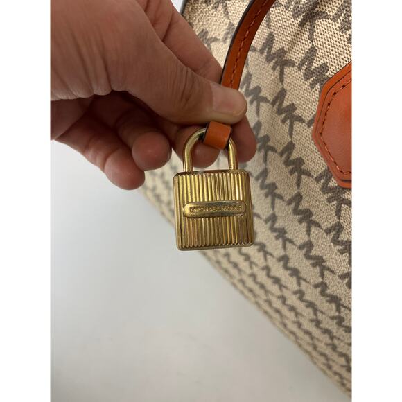 MICHAEL KORS, SIGNATURE PRINT SAFFIANO LEATHER CROSSBODY BAG - Picture 6 of 16